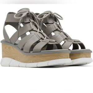 LIKE NEW Sorel Joanie III Lace Sandal Chrome Grey & White